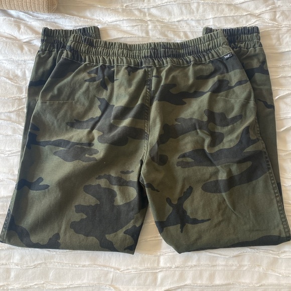 TNA Aritzia Alix Camo Jogger Pants - Picture 3 of 5